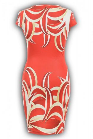 Стильное красное платье с жемчужинами большого размера