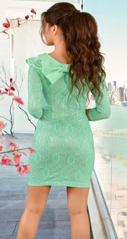 Ошатна гіпюрова сукня з гарним декольте