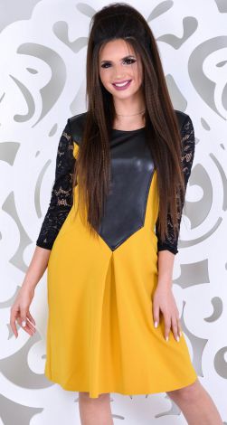 Эффектное коктейльное платье с гипюром