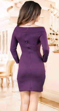 Нарядное платье с открытыми плечами и красивым декольте