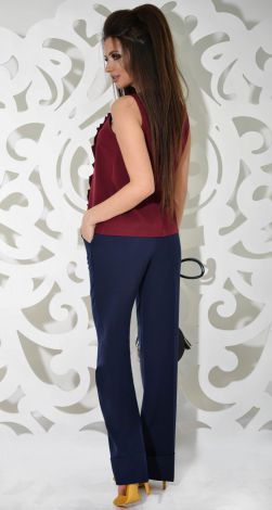 Брюки с кармашками прямого фасона.