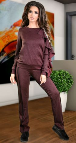 Стильный комфортный костюм с кристаллами