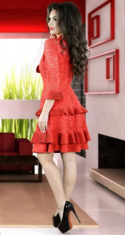 Красивое красное коктейльное платье