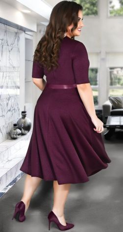 Красивое платье с расклешённой юбкой 