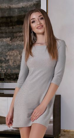 Срібляста сукня з гарною спинкою