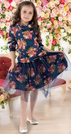 Elegant suit with a skirt