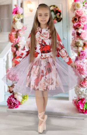 Elegant suit with a skirt