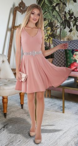 Лаконичное платье с расклешенной юбкой