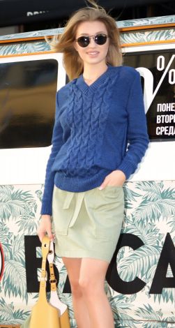 Короткий свитер с косами