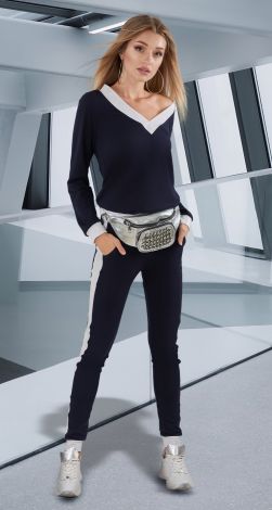 костюм з білим оздобленням