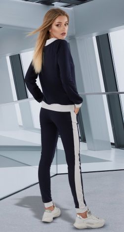 костюм з білим оздобленням