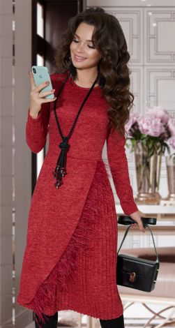 Ефектна сукня з пером страуса