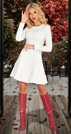 Белое платье из фактурной ткани 