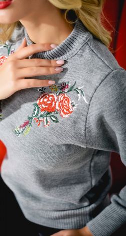 Красивый свитерок с вышивкой 