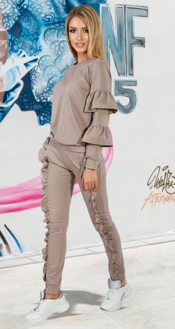 Эффектный бежевый костюм