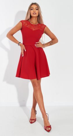 Красивое платье с расклешенной юбкой 