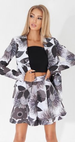 Костюм із розкльошеними шортами