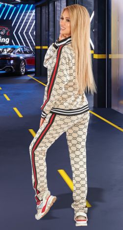 Костюмы женские