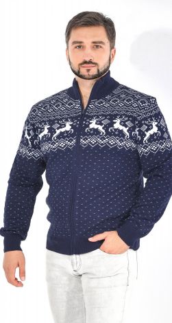 Кофта  с оленями 