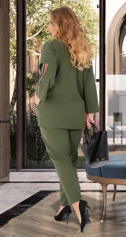 Костюмы женские