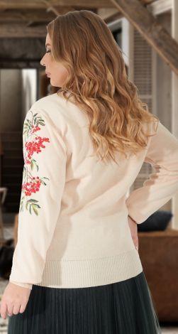 Свитер с красивой вышивкой большой размер