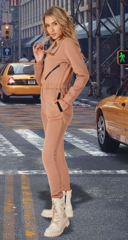 Костюмы женские