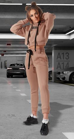 Красивий спортивний костюм