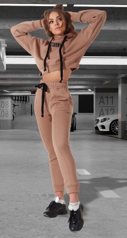 Красивий спортивний костюм