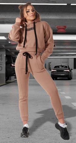 Красивий спортивний костюм