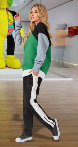 Красивий спортивний костюм