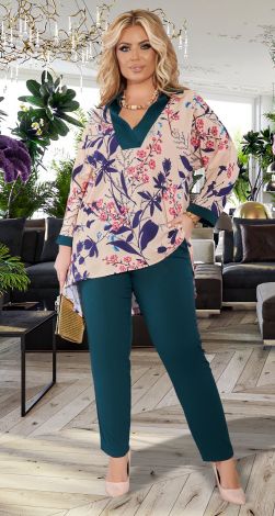 Стильний брючний костюм великого розміру