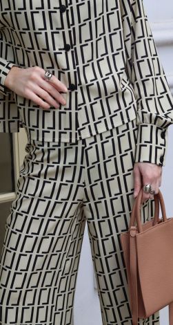 Костюмы женские