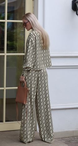 Костюмы женские