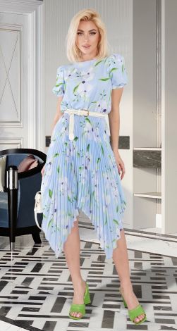 Красивое голубое платье плиссе