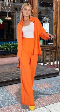Помаранчевий брючний костюм