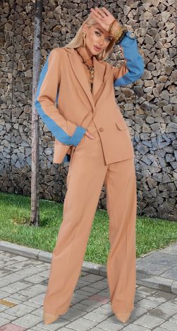 Костюмы женские