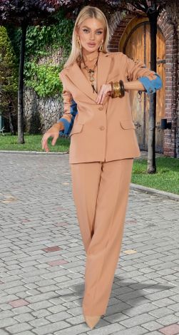 Костюмы женские