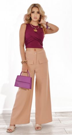 Бежевые расклешенные брюки с крупными карманами