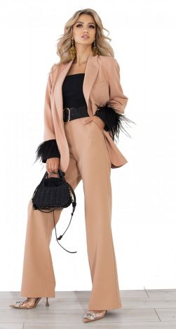 Класичний костюм із пір'ям