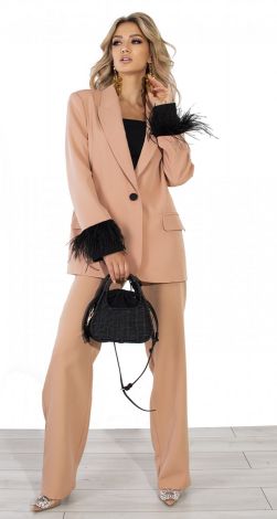 Класичний костюм із пір'ям