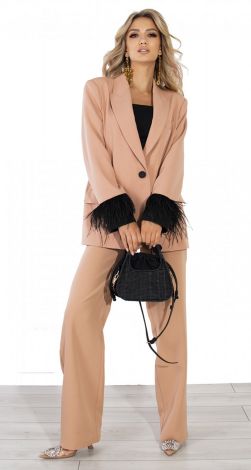 Класичний костюм із пір'ям
