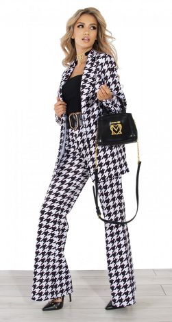 Класичний костюм у клітинку