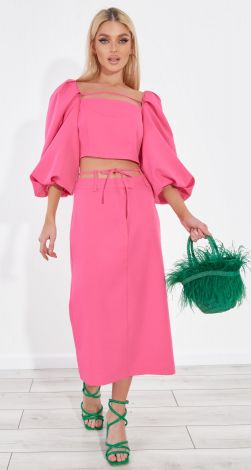 Красивий рожевий костюм