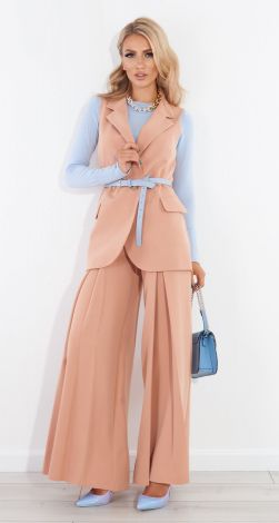 Модний костюм з жилеткою